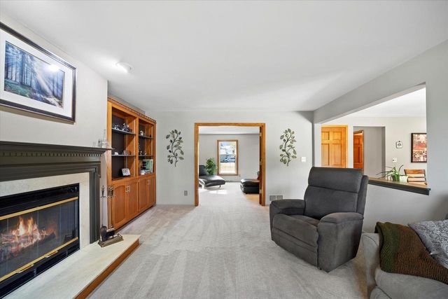 W225N2516 Alderwood LANE, Waukesha, WI 53186