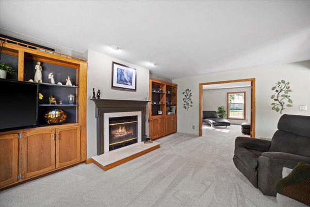 W225N2516 Alderwood LANE, Waukesha, WI 53186