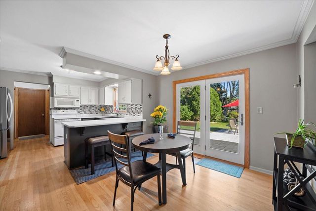 W225N2516 Alderwood LANE, Waukesha, WI 53186