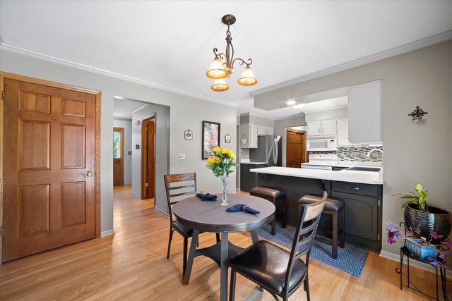 W225N2516 Alderwood LANE, Waukesha, WI 53186