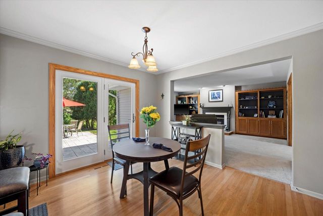 W225N2516 Alderwood LANE, Waukesha, WI 53186