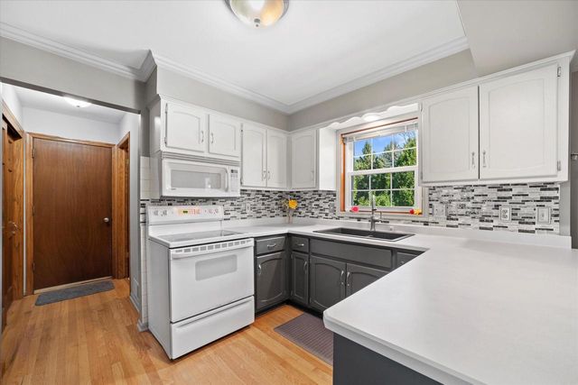 W225N2516 Alderwood LANE, Waukesha, WI 53186