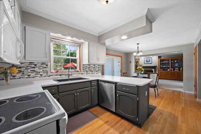 W225N2516 Alderwood LANE, Waukesha, WI 53186