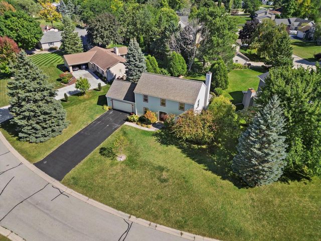 W225N2516 Alderwood LANE, Waukesha, WI 53186