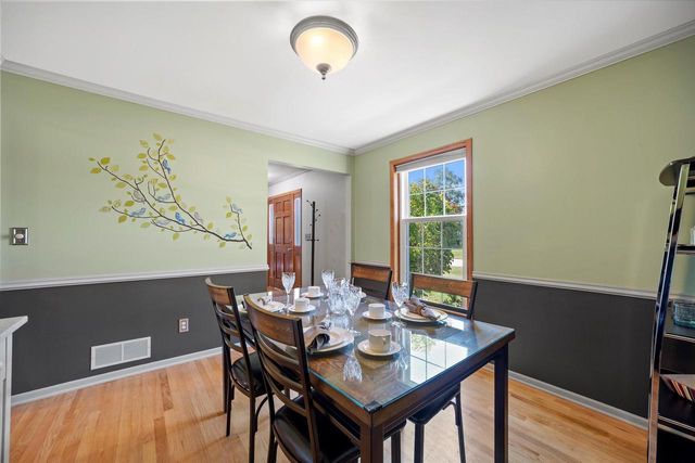 W225N2516 Alderwood LANE, Waukesha, WI 53186