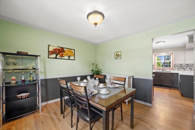 W225N2516 Alderwood LANE, Waukesha, WI 53186