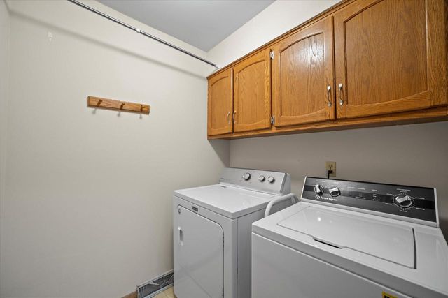 W225N2516 Alderwood LANE, Waukesha, WI 53186