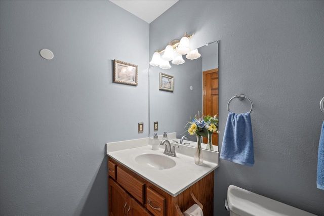 W225N2516 Alderwood LANE, Waukesha, WI 53186