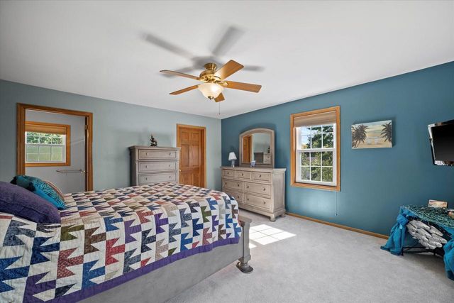 W225N2516 Alderwood LANE, Waukesha, WI 53186