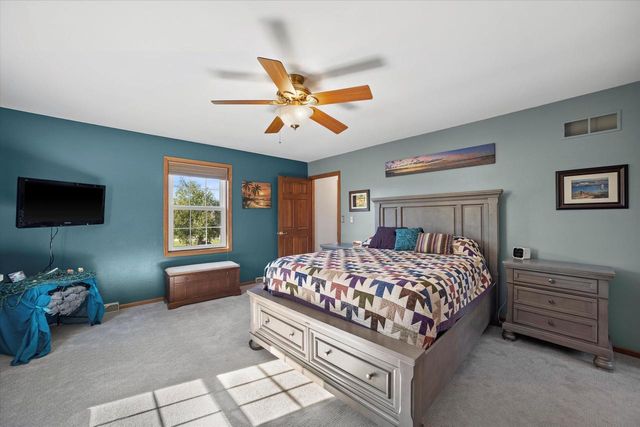 W225N2516 Alderwood LANE, Waukesha, WI 53186