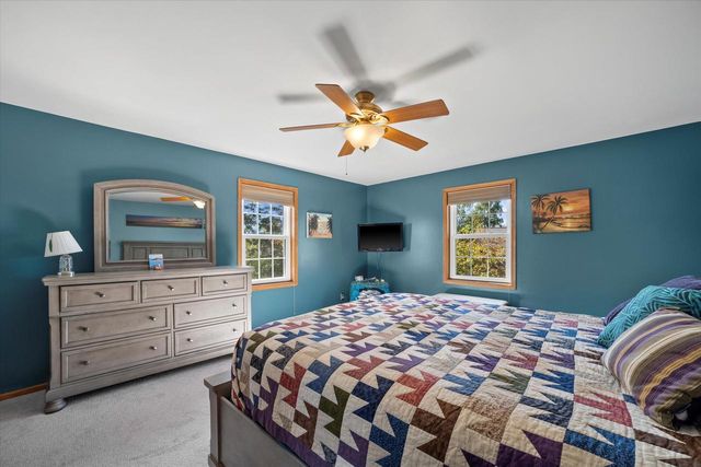 W225N2516 Alderwood LANE, Waukesha, WI 53186