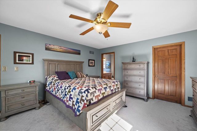 W225N2516 Alderwood LANE, Waukesha, WI 53186