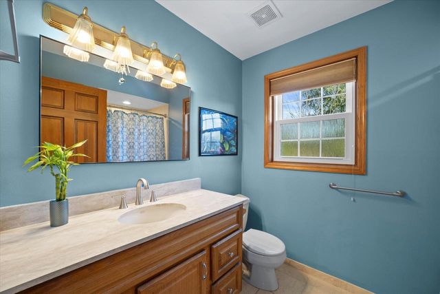 W225N2516 Alderwood LANE, Waukesha, WI 53186