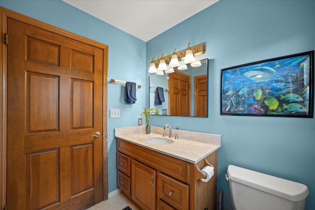 W225N2516 Alderwood LANE, Waukesha, WI 53186