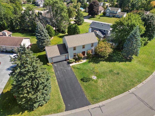 W225N2516 Alderwood LANE, Waukesha, WI 53186