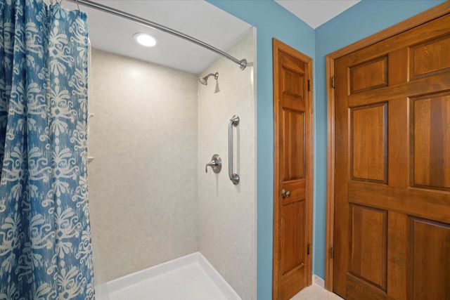 W225N2516 Alderwood LANE, Waukesha, WI 53186