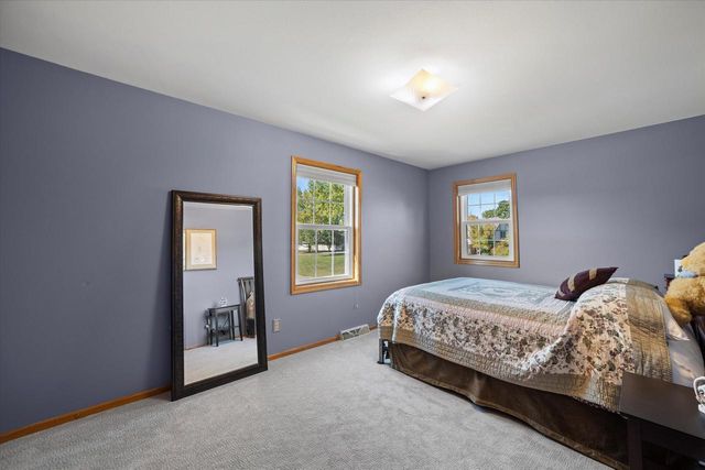 W225N2516 Alderwood LANE, Waukesha, WI 53186