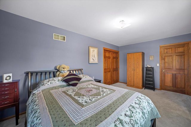 W225N2516 Alderwood LANE, Waukesha, WI 53186