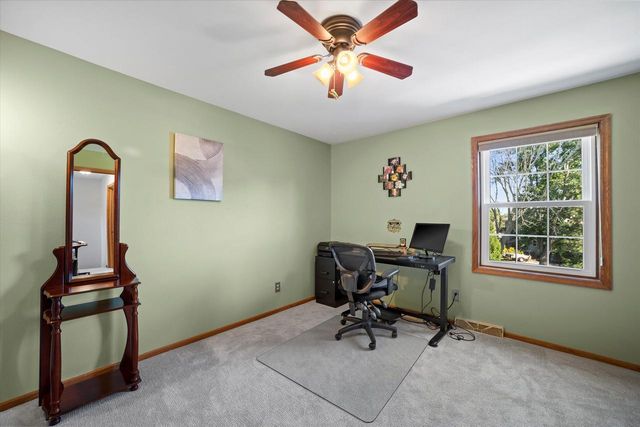 W225N2516 Alderwood LANE, Waukesha, WI 53186