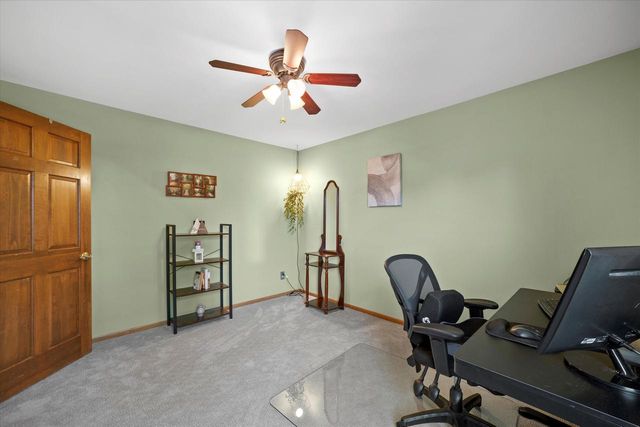 W225N2516 Alderwood LANE, Waukesha, WI 53186