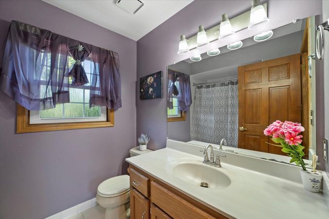 W225N2516 Alderwood LANE, Waukesha, WI 53186