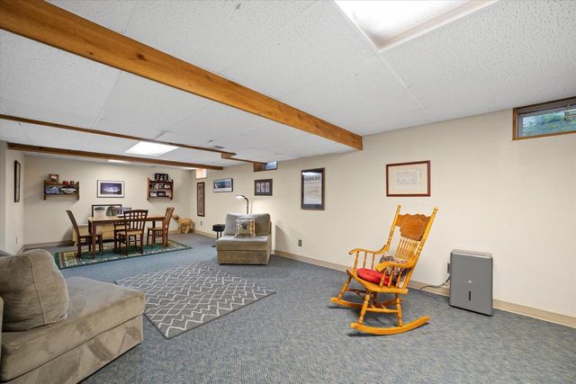 W225N2516 Alderwood LANE, Waukesha, WI 53186