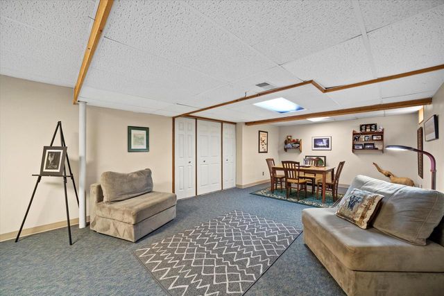 W225N2516 Alderwood LANE, Waukesha, WI 53186