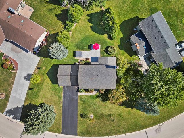 W225N2516 Alderwood LANE, Waukesha, WI 53186