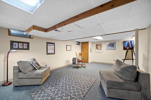 W225N2516 Alderwood LANE, Waukesha, WI 53186