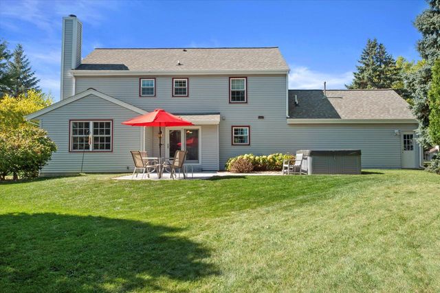 W225N2516 Alderwood LANE, Waukesha, WI 53186