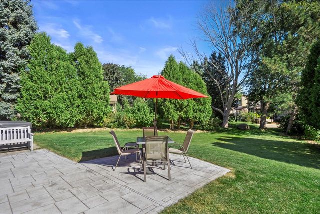 W225N2516 Alderwood LANE, Waukesha, WI 53186