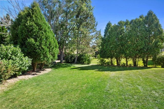 W225N2516 Alderwood LANE, Waukesha, WI 53186