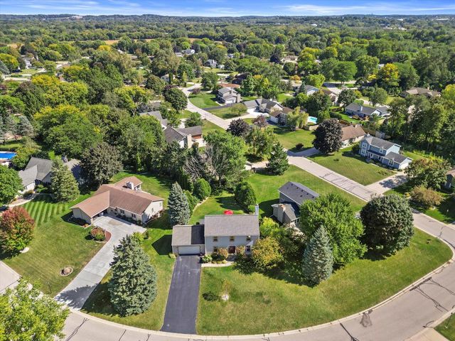 W225N2516 Alderwood LANE, Waukesha, WI 53186