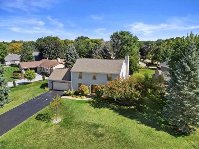 W225N2516 Alderwood LANE, Waukesha, WI 53186