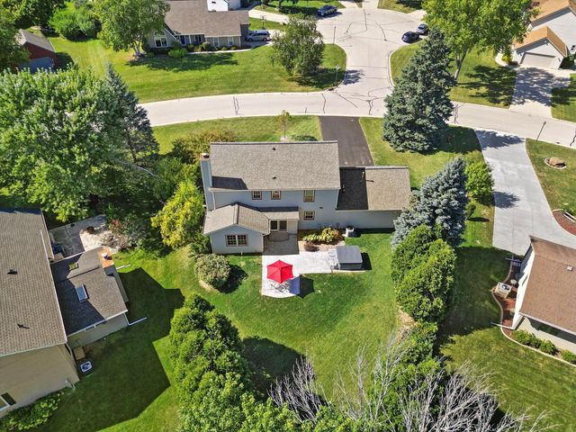 W225N2516 Alderwood LANE, Waukesha, WI 53186