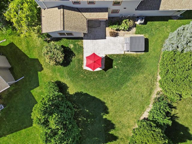 W225N2516 Alderwood LANE, Waukesha, WI 53186