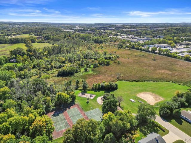 W225N2516 Alderwood LANE, Waukesha, WI 53186