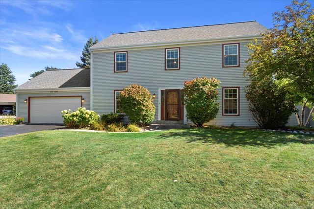 W225N2516 Alderwood LANE, Waukesha, WI 53186