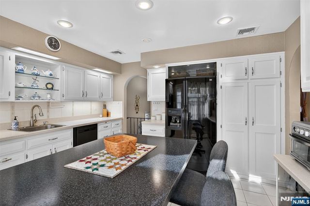 182 Yawpo Avenue, Oakland, NJ 07436