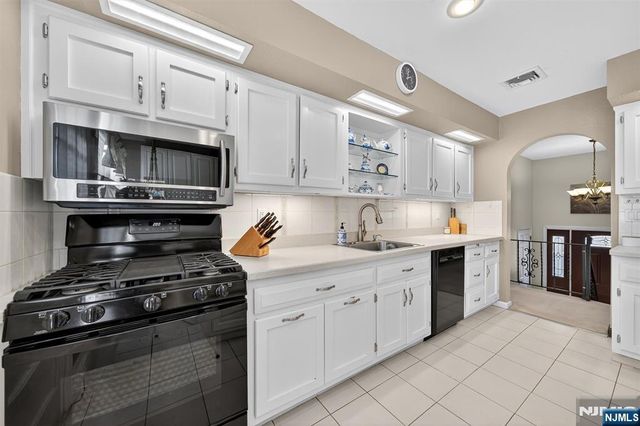 182 Yawpo Avenue, Oakland, NJ 07436