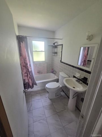 8210 Warwick Street, Detroit, MI 48228