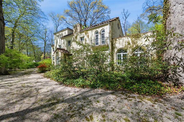 67 The Serpentine, Roslyn Estates, NY 11576