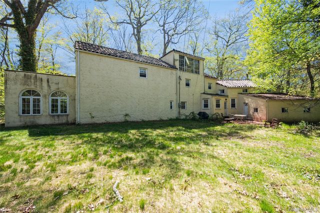67 The Serpentine, Roslyn Estates, NY 11576