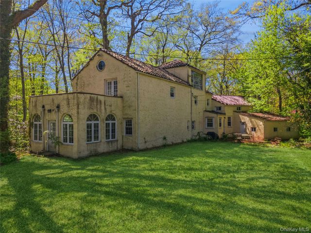67 The Serpentine, Roslyn Estates, NY 11576
