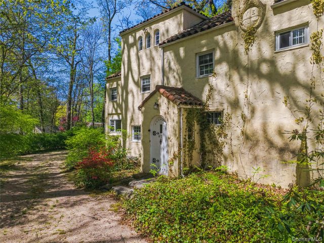 67 The Serpentine, Roslyn Estates, NY 11576