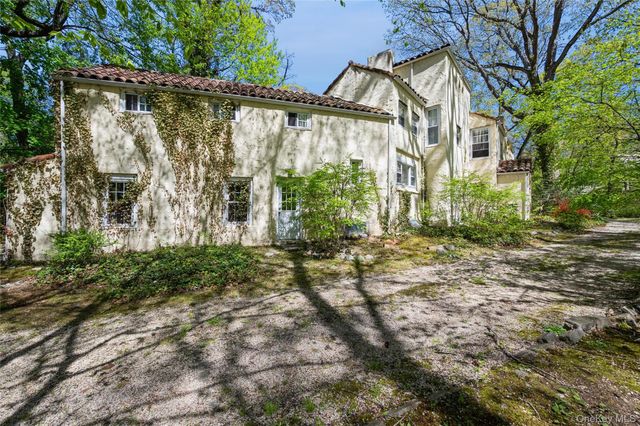 67 The Serpentine, Roslyn Estates, NY 11576