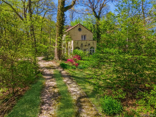 67 The Serpentine, Roslyn Estates, NY 11576