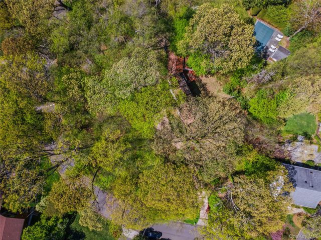67 The Serpentine, Roslyn Estates, NY 11576