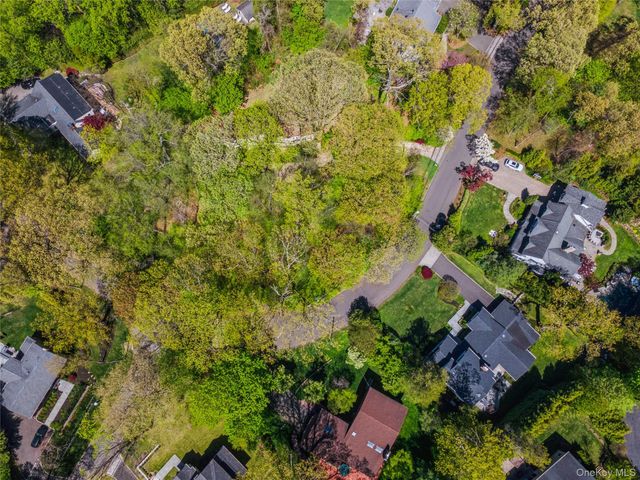67 The Serpentine, Roslyn Estates, NY 11576