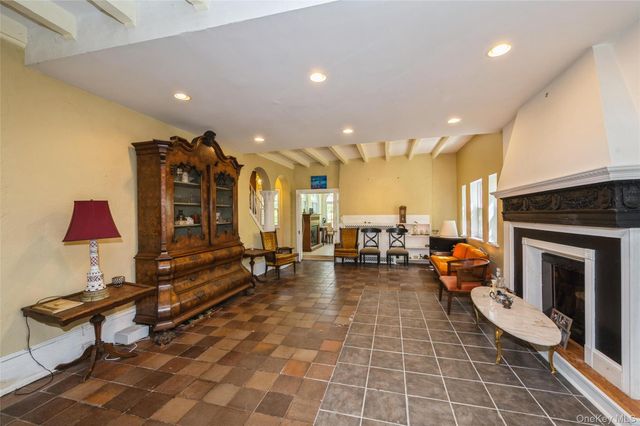 67 The Serpentine, Roslyn Estates, NY 11576